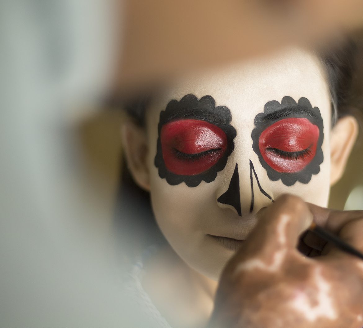 A Step by Step Guide To Totally Doable Glam Skeleton Halloween Makeup A Step by Step Guide To Totally Doable Glam Skeleton Halloween Makeup